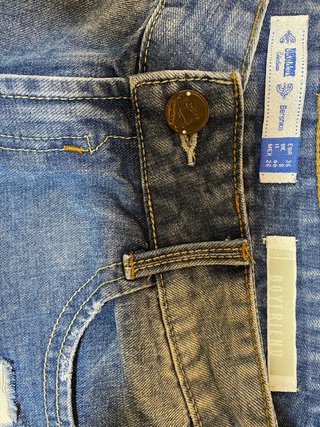 Shorts vaqueros desgastados con pedrería