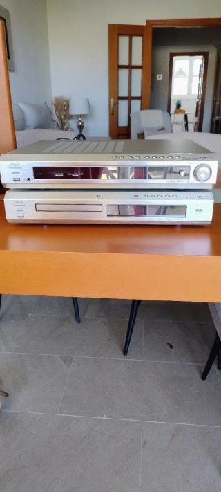 Equipo Home Cinema Denon, plata y detalles madera.