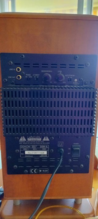 Equipo Home Cinema Denon, plata y detalles madera.