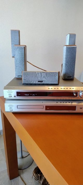 Equipo Home Cinema Denon, plata y detalles madera.