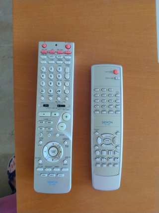 Equipo Home Cinema Denon, plata y detalles madera.