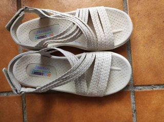 Sandalias Beige y Blancas Mujer Cierre de velcro