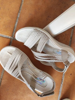 Sandalias Beige y Blancas Mujer Cierre de velcro