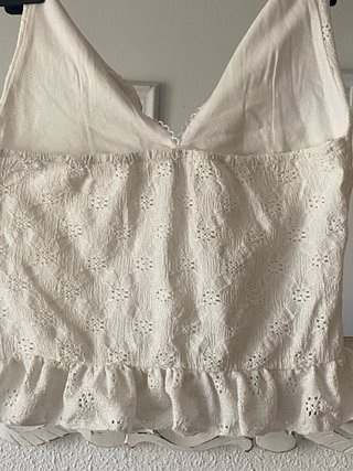 Top blanco bordado con volantes