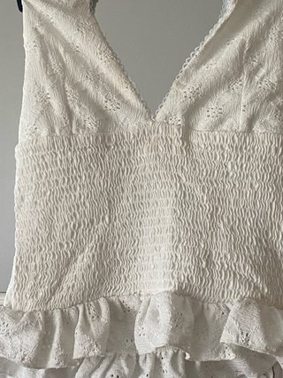Top blanco bordado con volantes