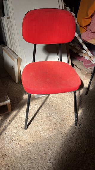 Sillas de plástico y metal (Azul, grises y Rojo)