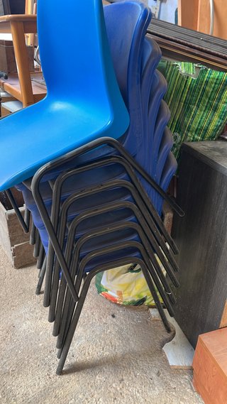 Sillas de plástico y metal (Azul, grises y Rojo)