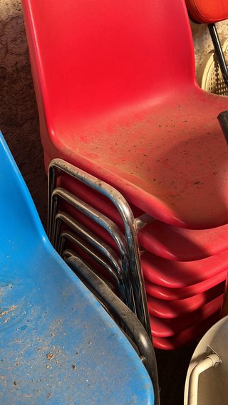Sillas de plástico y metal (Azul, grises y Rojo)