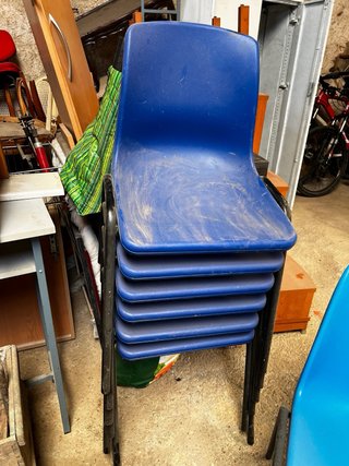 Sillas de plástico y metal (Azul, grises y Rojo)