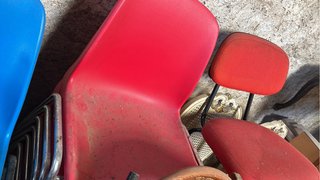 Sillas de plástico y metal (Azul, grises y Rojo)