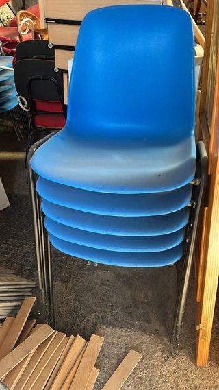 Sillas de plástico y metal (Azul, grises y Rojo)