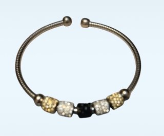Pulsera plateada con adornos