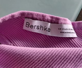 Crop top asimétrico Bershka XS lila. Tendencia Y2K