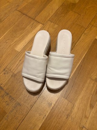 Cuñas de piel blancas