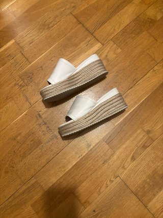 Cuñas de piel blancas