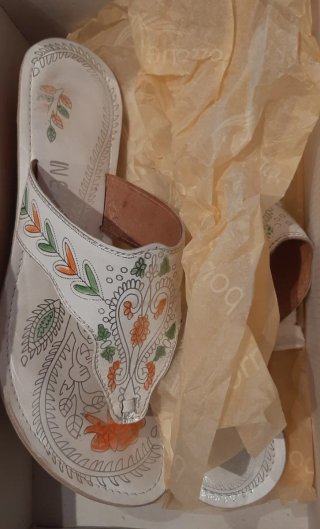Sandalias blancas con diseño floral