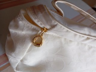 Neceser blanco con asa y detalle dorado