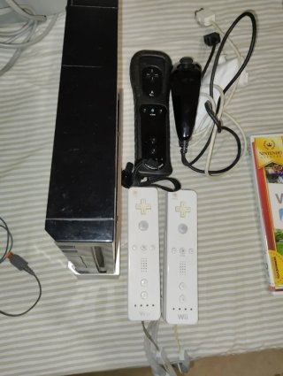 Nintendo Wii Negra + 3 Mandos y 3 Juegos