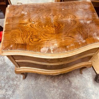 Mesita de noche antigua de madera