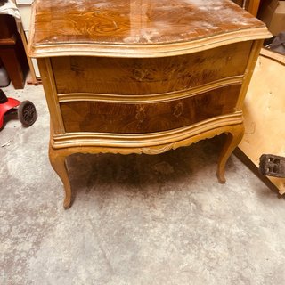 Mesita de noche antigua de madera