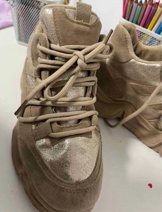 Tenis Casuales Beige y Dorado