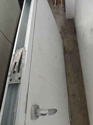 Puerta blindada blanca