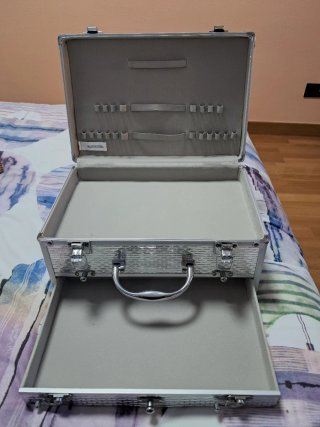 Maletín de maquillaje plateado nuevo