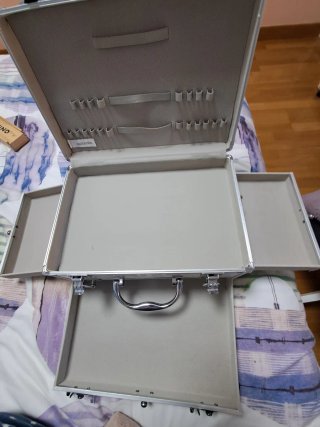 Maletín de maquillaje plateado nuevo