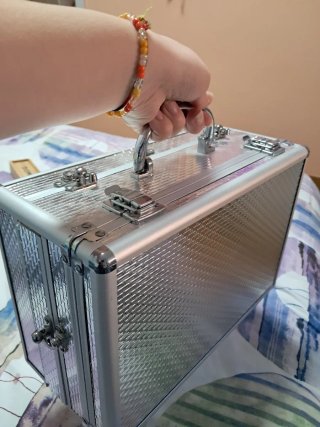 Maletín de maquillaje plateado nuevo