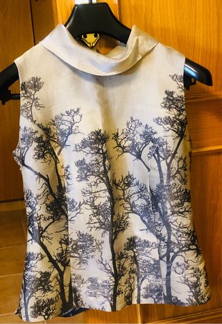 Camisa sin mangas de seda con estampado de árboles