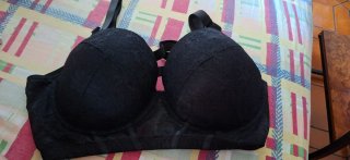 Reggiseno nero in pizzo con spalline
