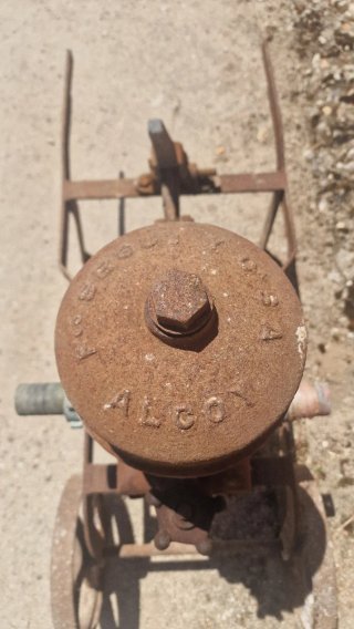 Bomba de bodega antigua