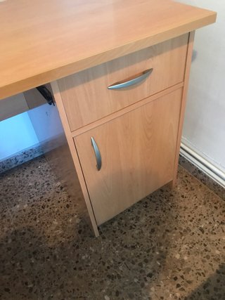 Escritorio grande de madera y plástico