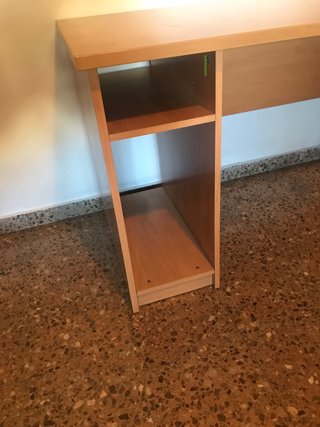 Escritorio grande de madera y plástico