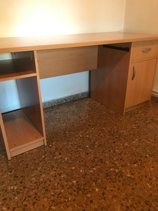 Escritorio grande de madera y plástico