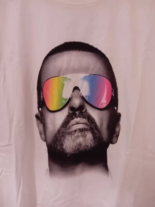 T-shirt George Michael con occhiali arcobaleno