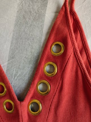 Vestido midi rojo con ojales dorados