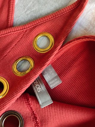 Vestido midi rojo con ojales dorados