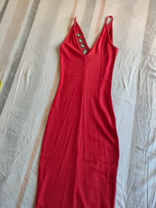 Vestido midi rojo con ojales dorados