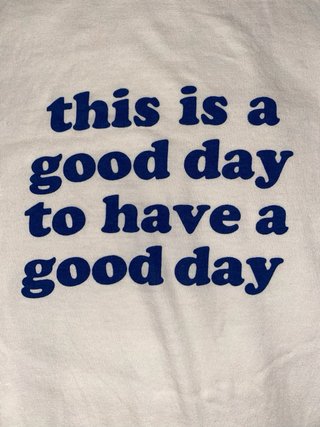 Camiseta beige con frase good day