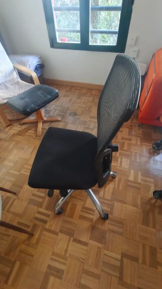 Silla de oficina ergonómica negra