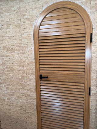Puerta aluminio imitación madera