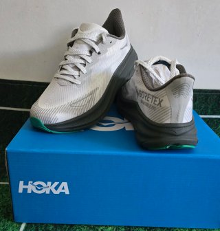 Zapatillas Hoka Gore-Tex Grises y Verdes
