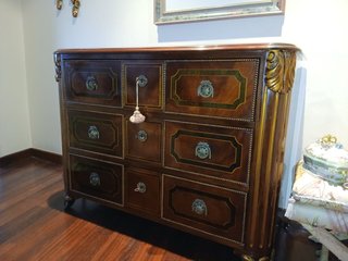 Cómoda de madera con detalles dorados