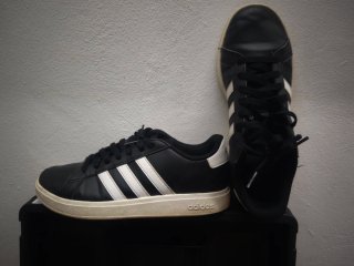 Zapatillas Adidas Negras y Blancas