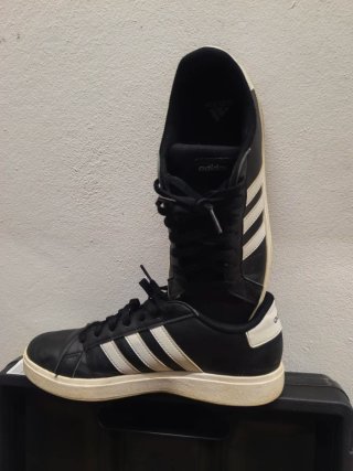 Zapatillas Adidas Negras y Blancas