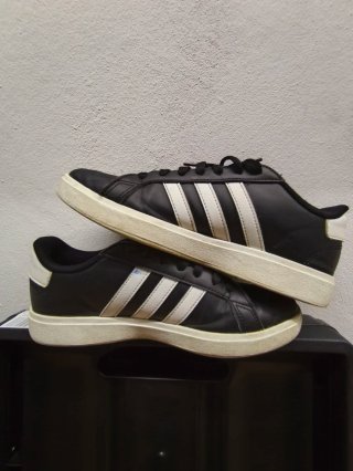 Zapatillas Adidas Negras y Blancas