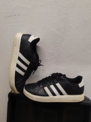 Zapatillas Adidas Negras y Blancas