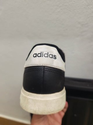 Zapatillas Adidas Negras y Blancas