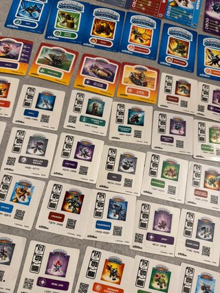 Lotto 42 carte Skylanders + 43 adesivi come da foto